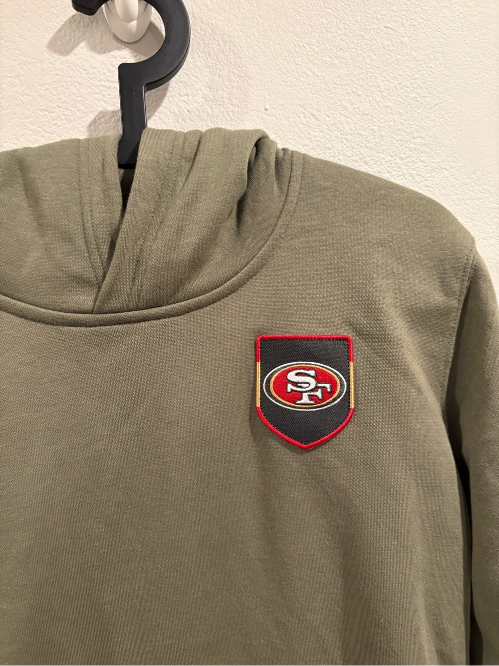 Nike San Francisco 49ers 2025 Salute to Service Club Fleece Hoodie Youth Size XL - Picture 5 of 13